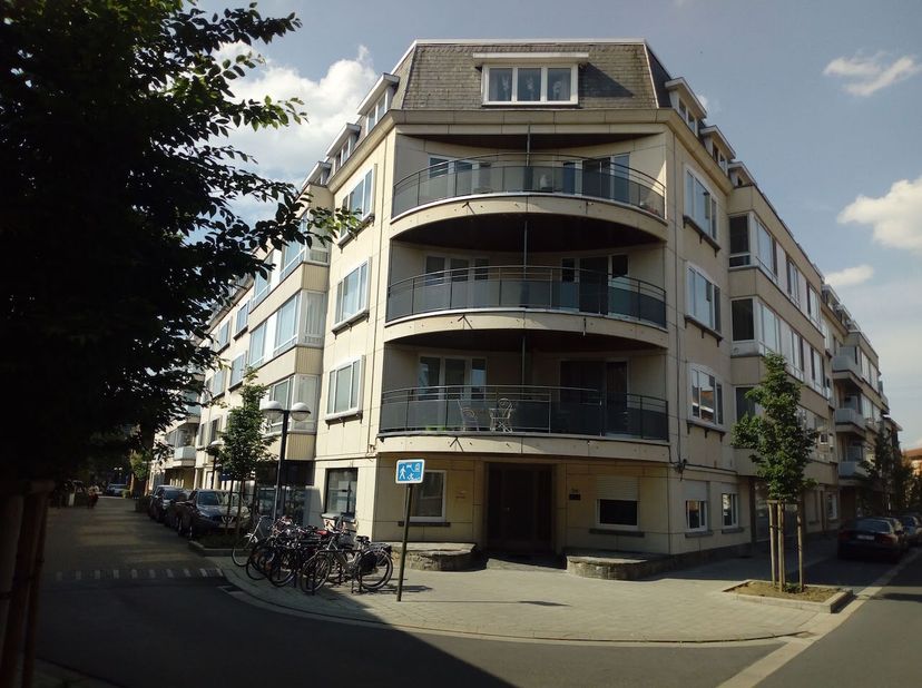 Afgesloten garagebox, op wandelafstand van het stadscentrum, Kolonel Dusartplein, Jessa Ziekenhuis, scholen, ...